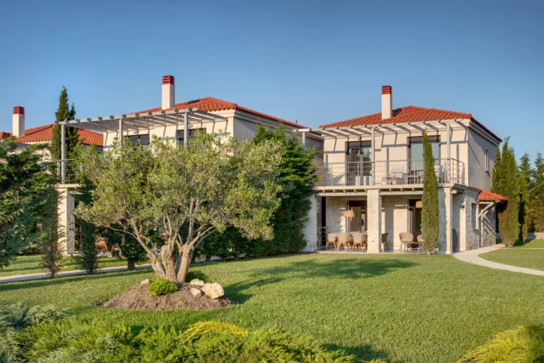 Detached villa with garden